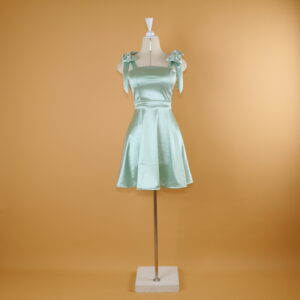 vestido tela saten con moños color verde olivo - Tiana