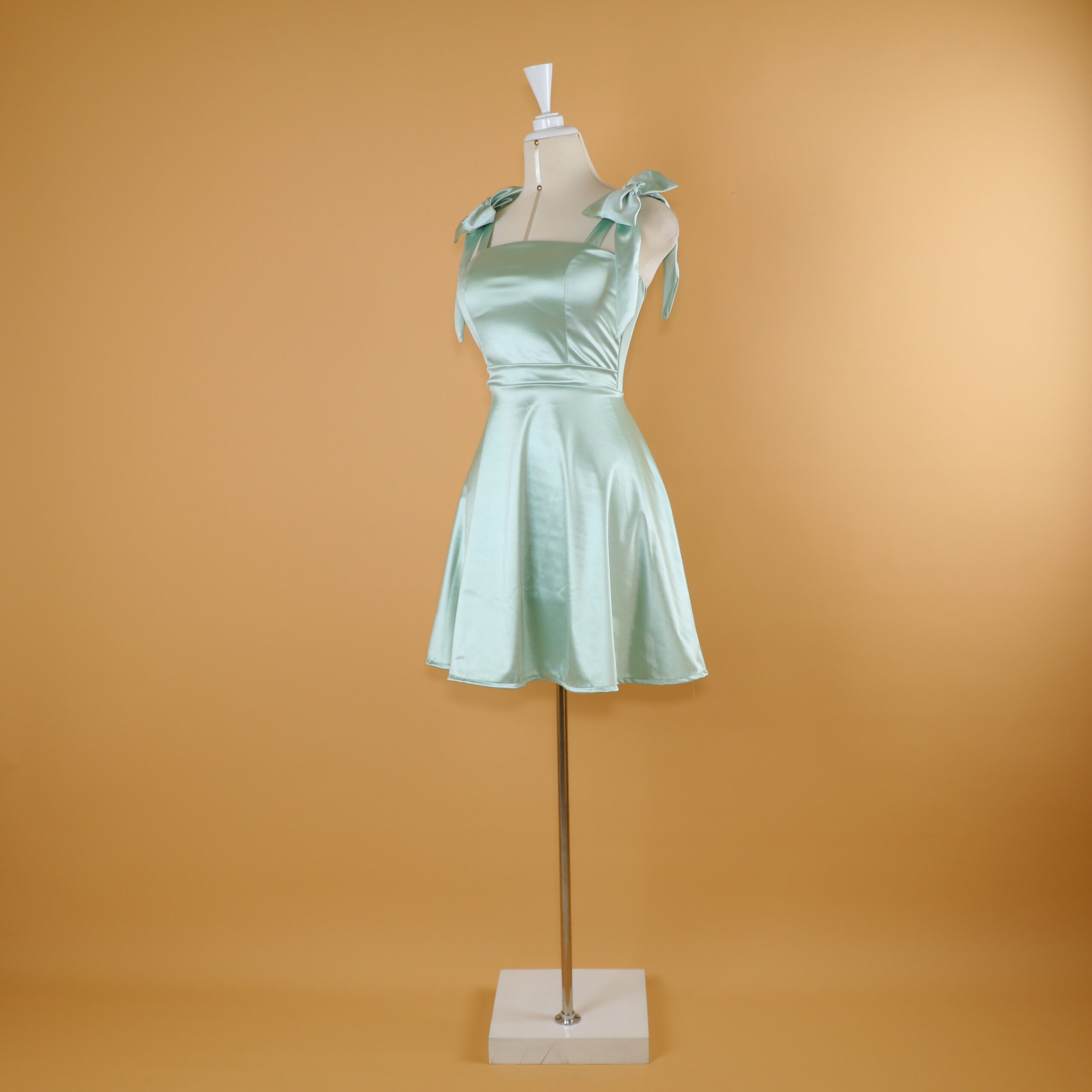 vestido tela saten tirantes semi gruesos color verde olivo - Tiana vestido tela saten tirantes semi gruesos color verde olivo - Tiana