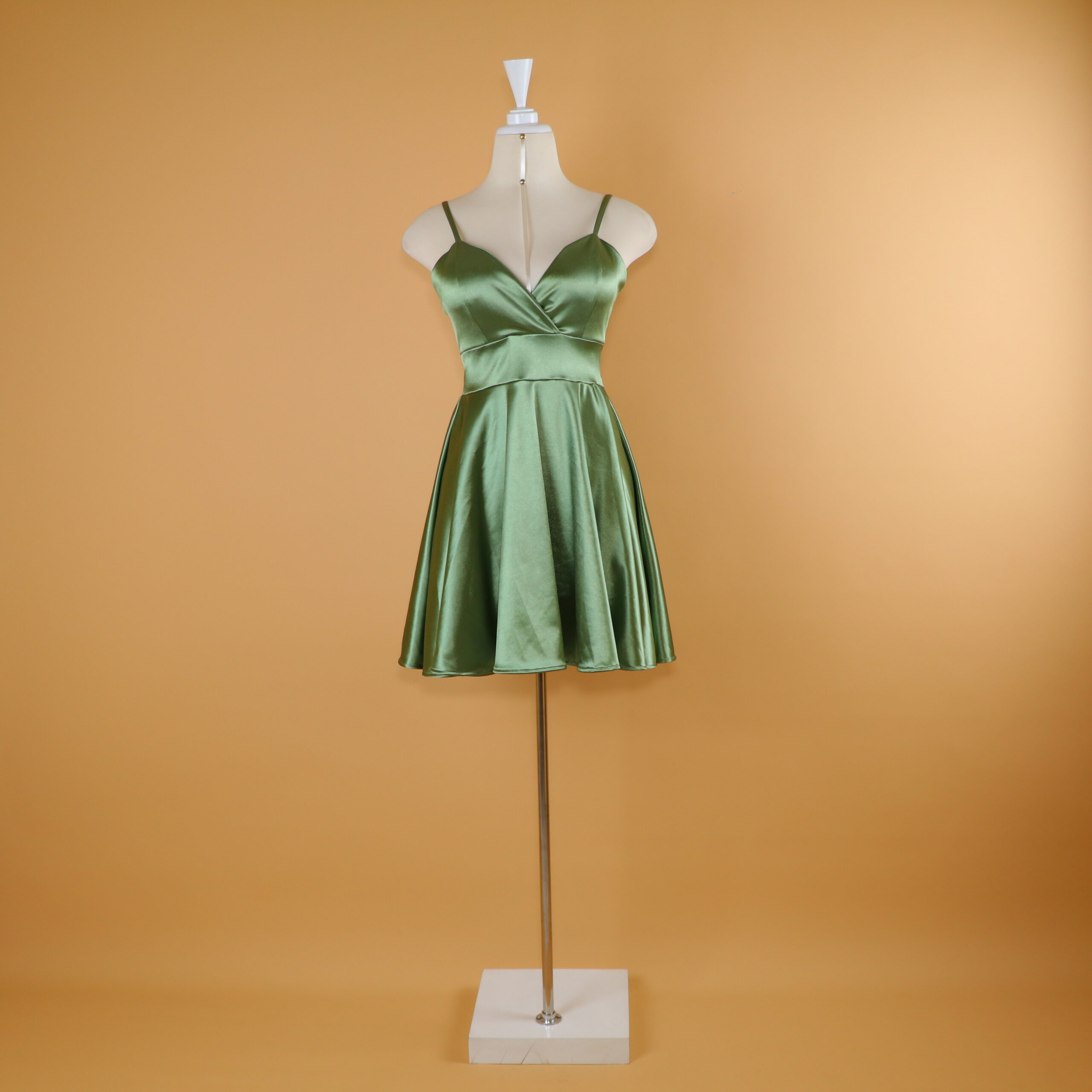 vestido tela saten zara escote v cierre posterior caída con cinturón ancho color verde olivo - Olivia