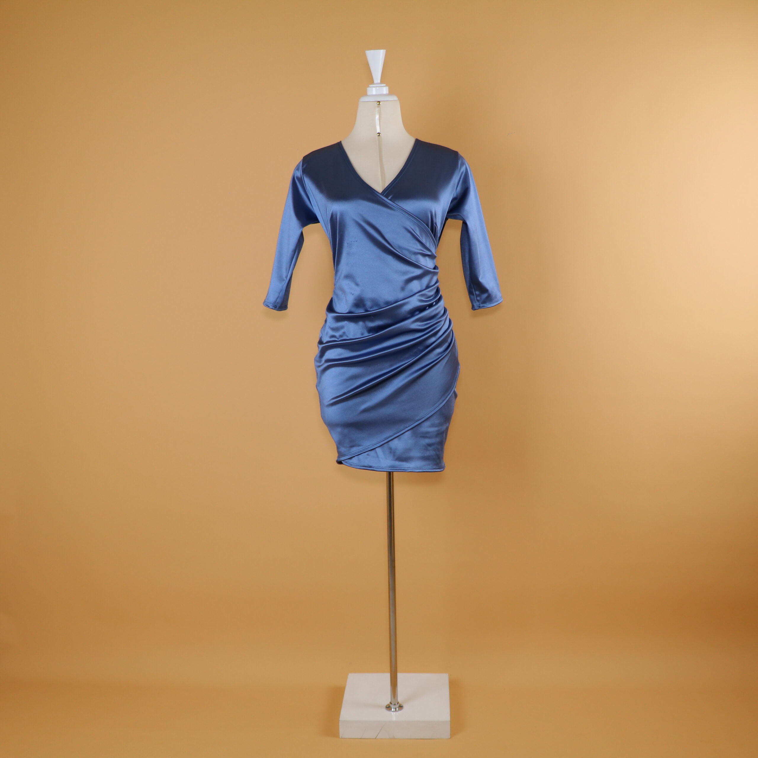 vestido tela satin cintura drapeada color azul acero - Karol vestido tela satin cintura drapeada color azul acero - Karol