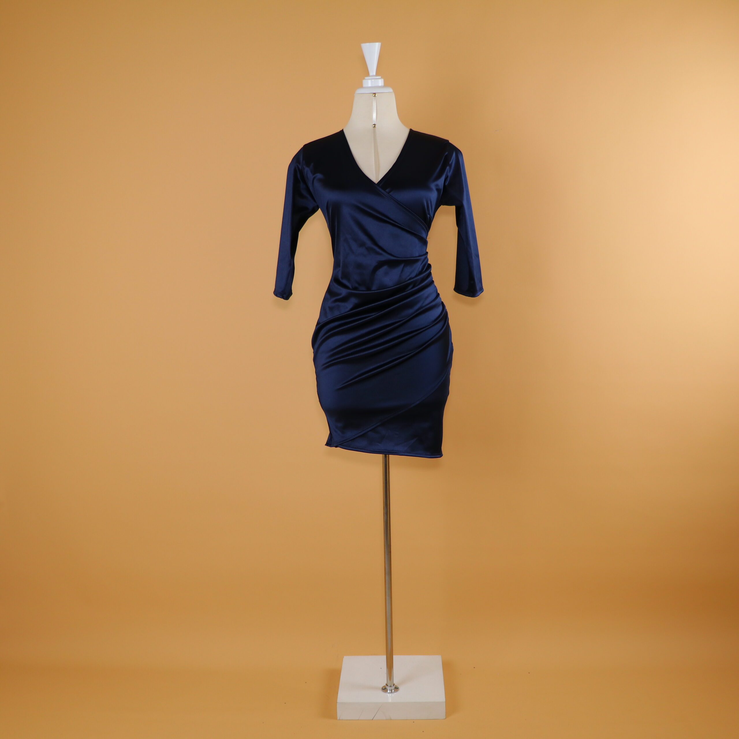 vestido tela satin cintura drapeada color azul noche - Karol vestido tela satin cintura drapeada color azul noche - Karol
