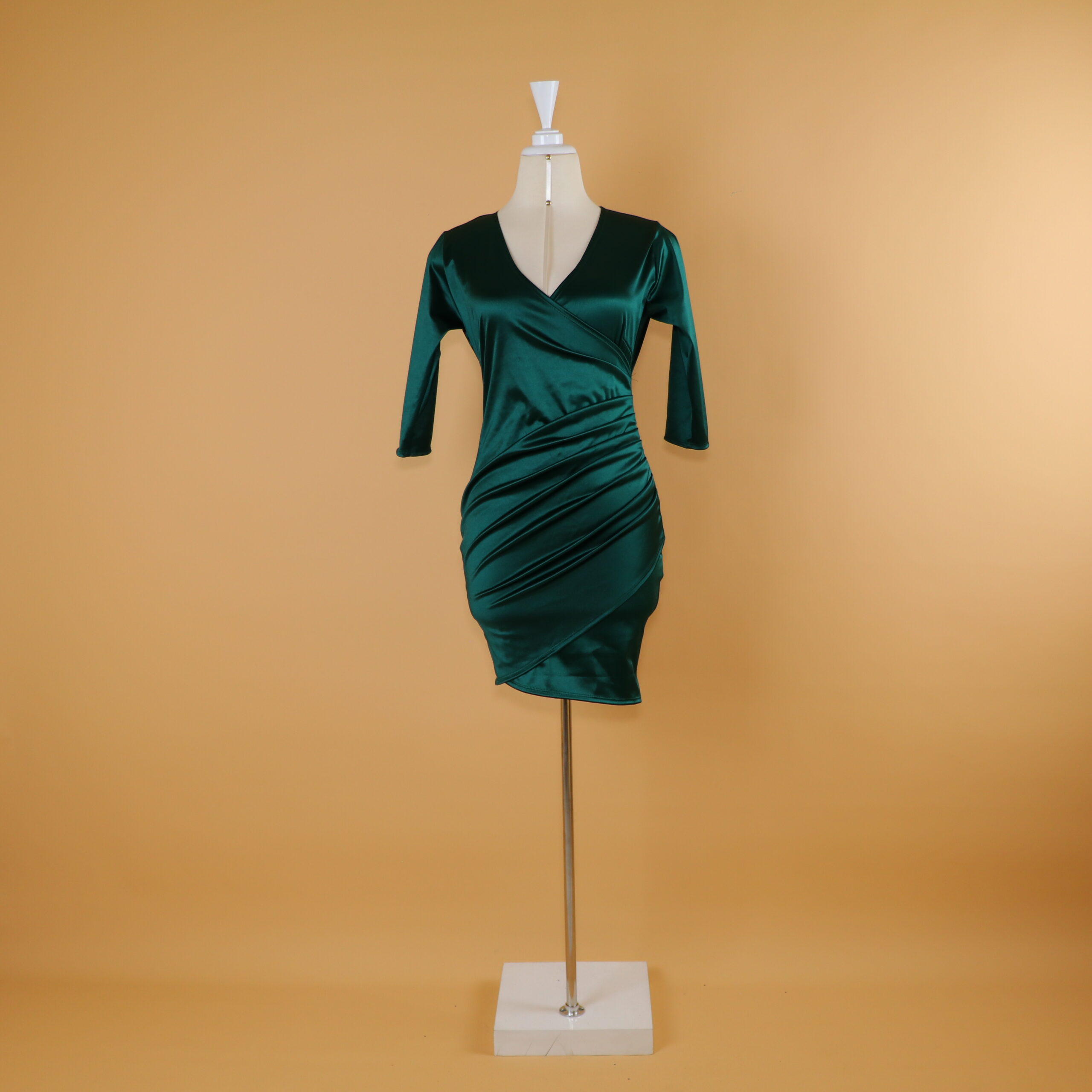 vestido tela satin cintura drapeada color verde botella - Karol vestido tela satin cintura drapeada color verde botella - Karol
