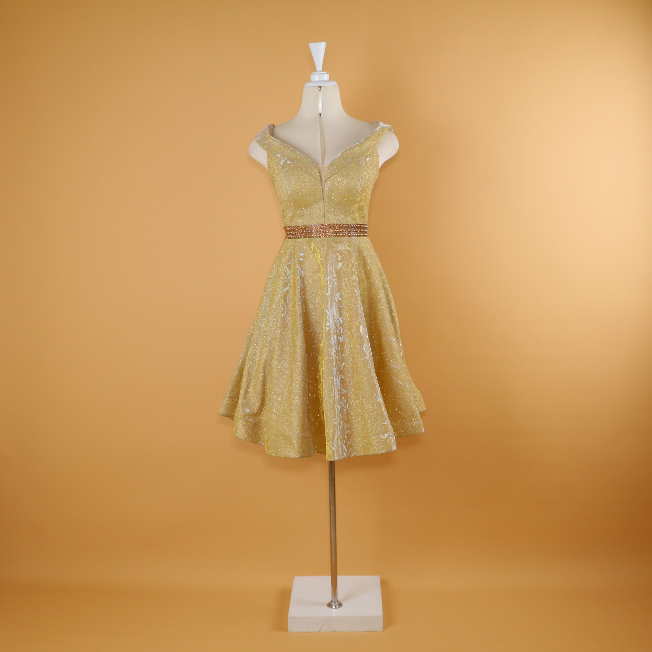 vestido tela tornasol falda campana color dorado - Mónica