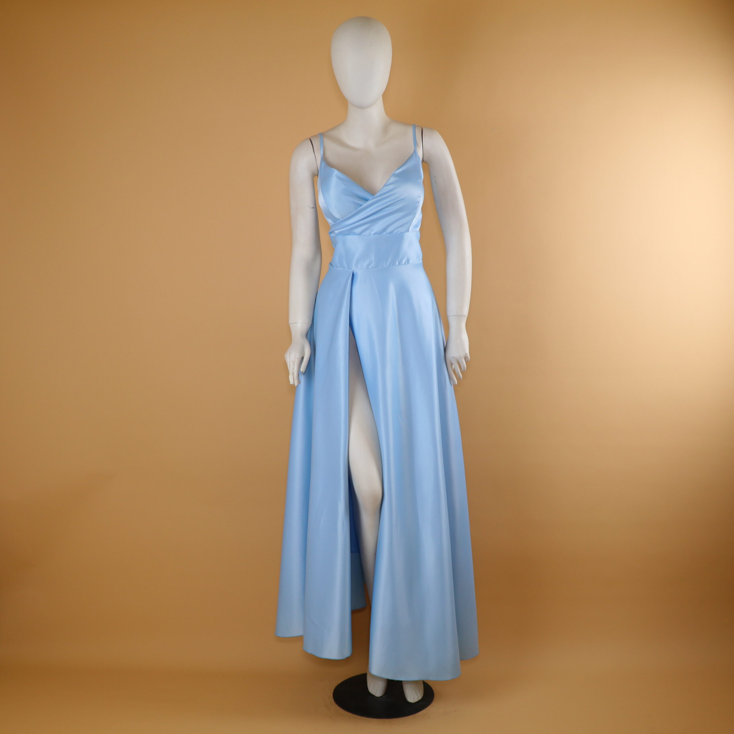 Vestido tela razo caida princesa color celeste - Fergie