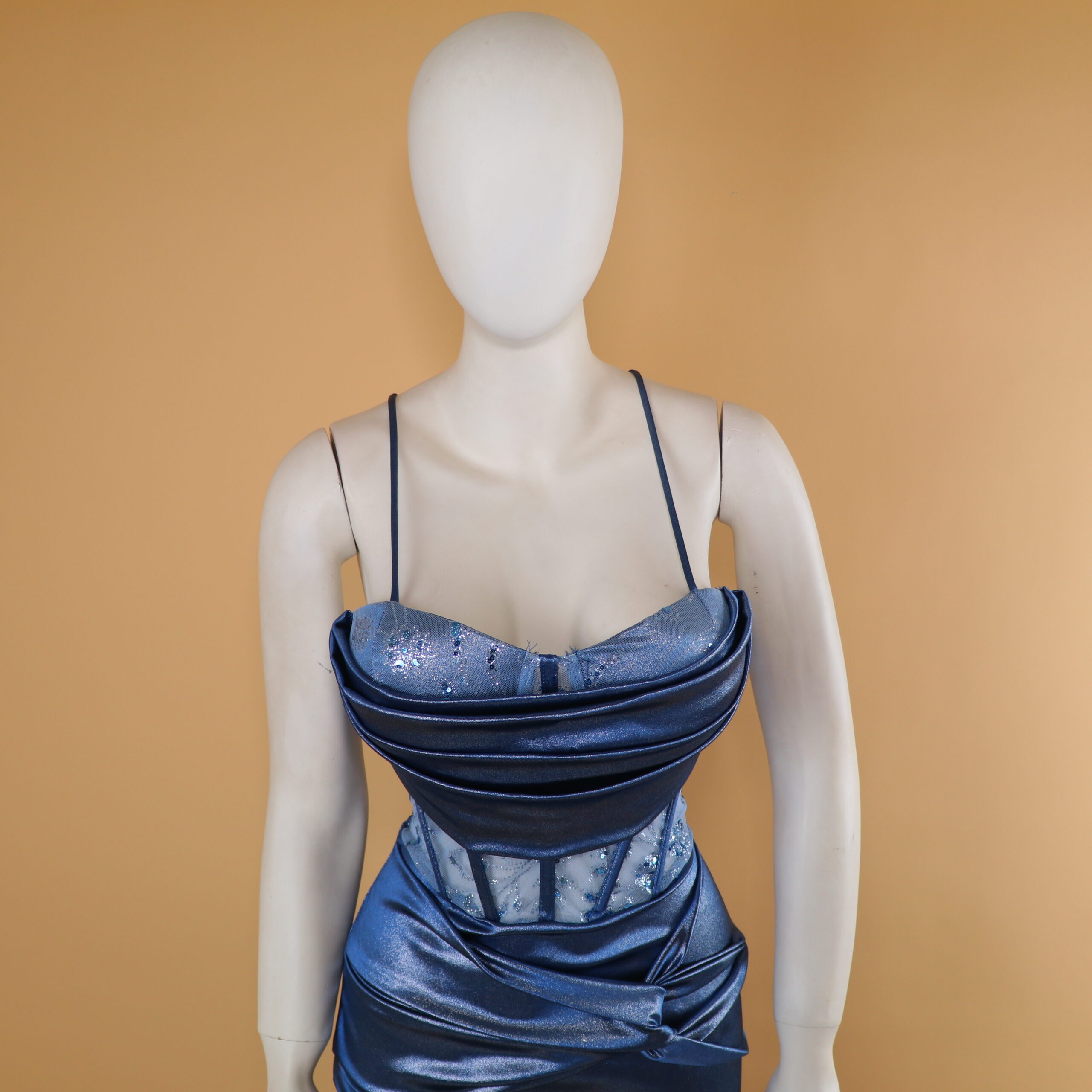 Vestido tela saten escote corazón color azul acero - Esmeralda