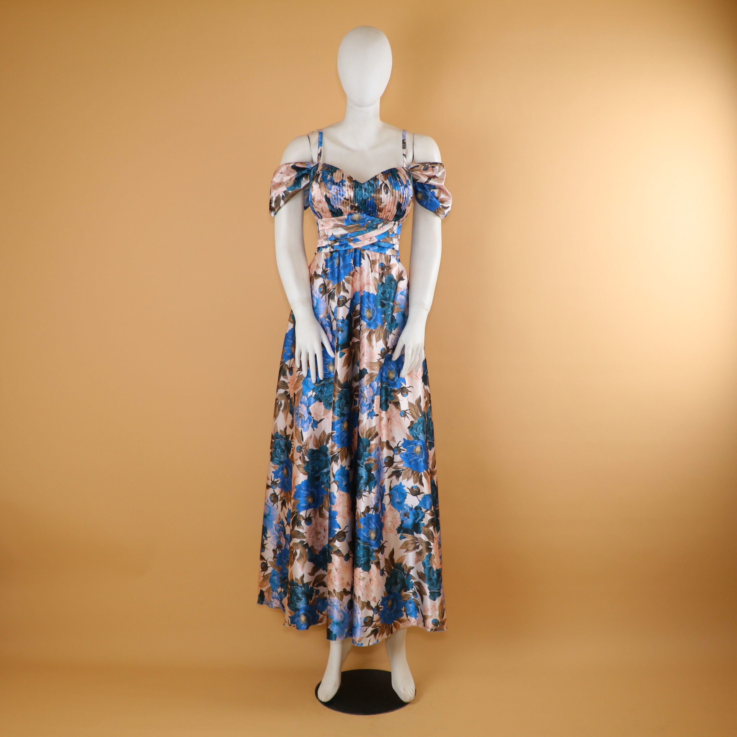 vestido seda estampada mangas caidas color nude y azul floreado - Elsa