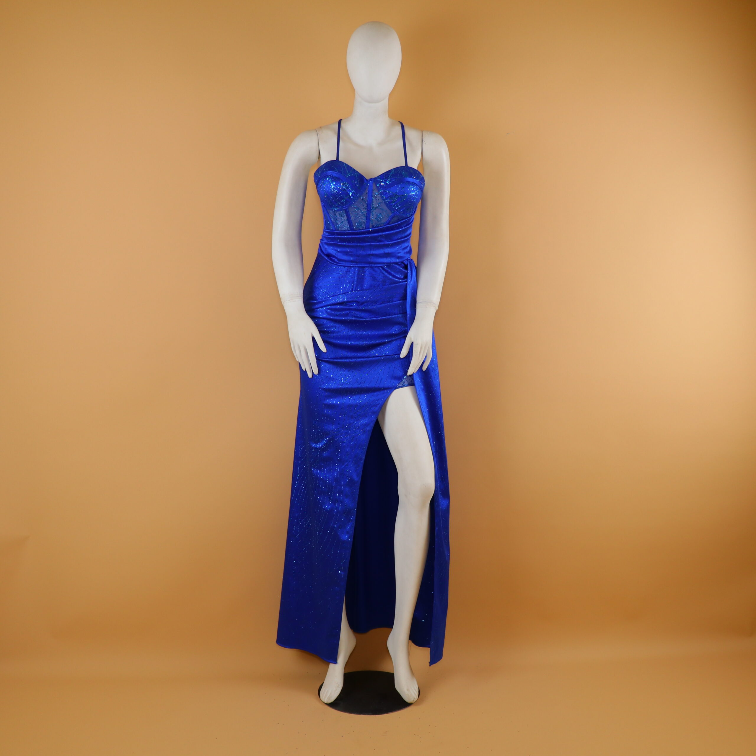 vestido tela saten escarchado abertura desde el muslo color azul electrico - Sheyla