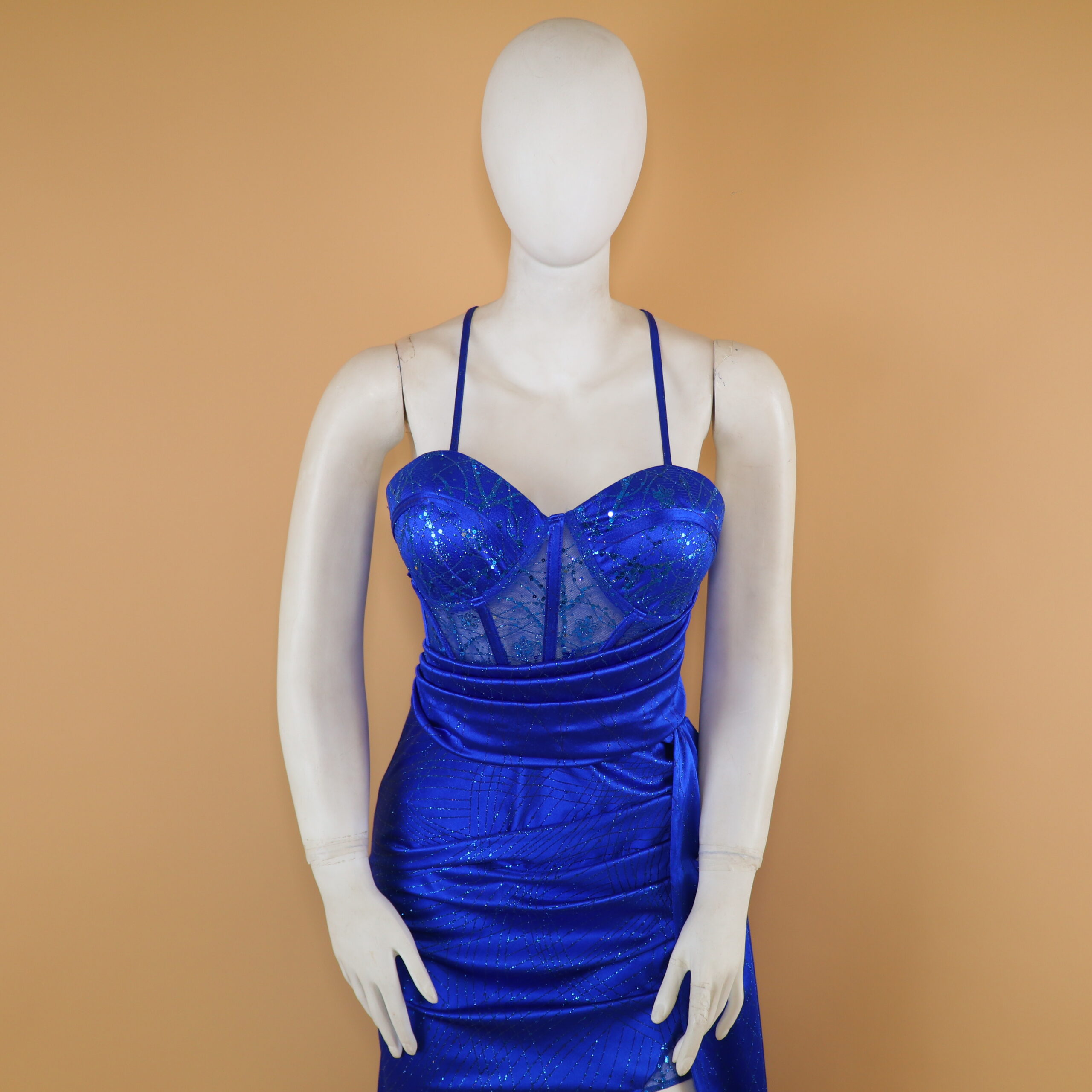 vestido tela saten escarchado escote corazon color azul electrico - Sheyla