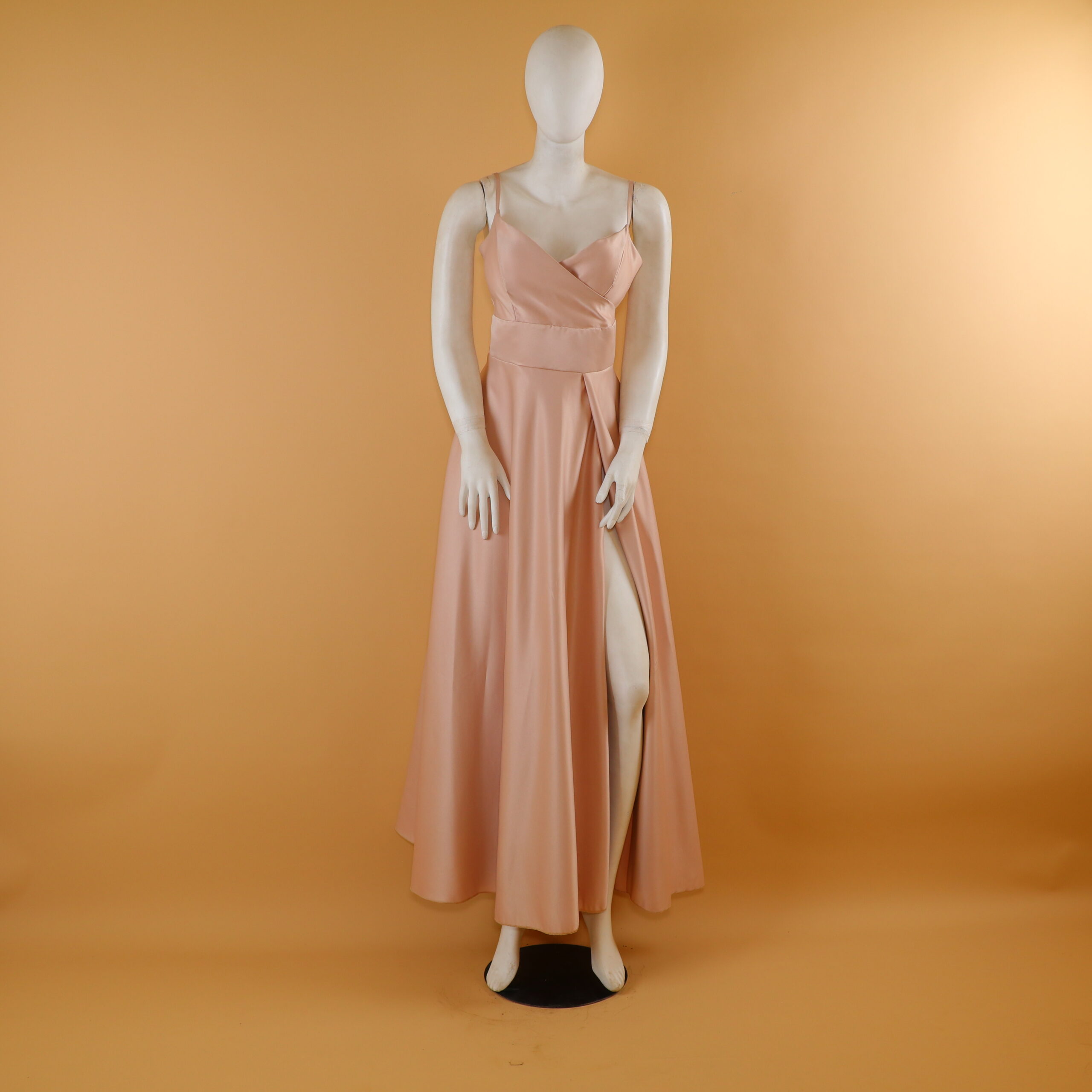 Vestido tela razo caida princesa color rosa nude - Fergie