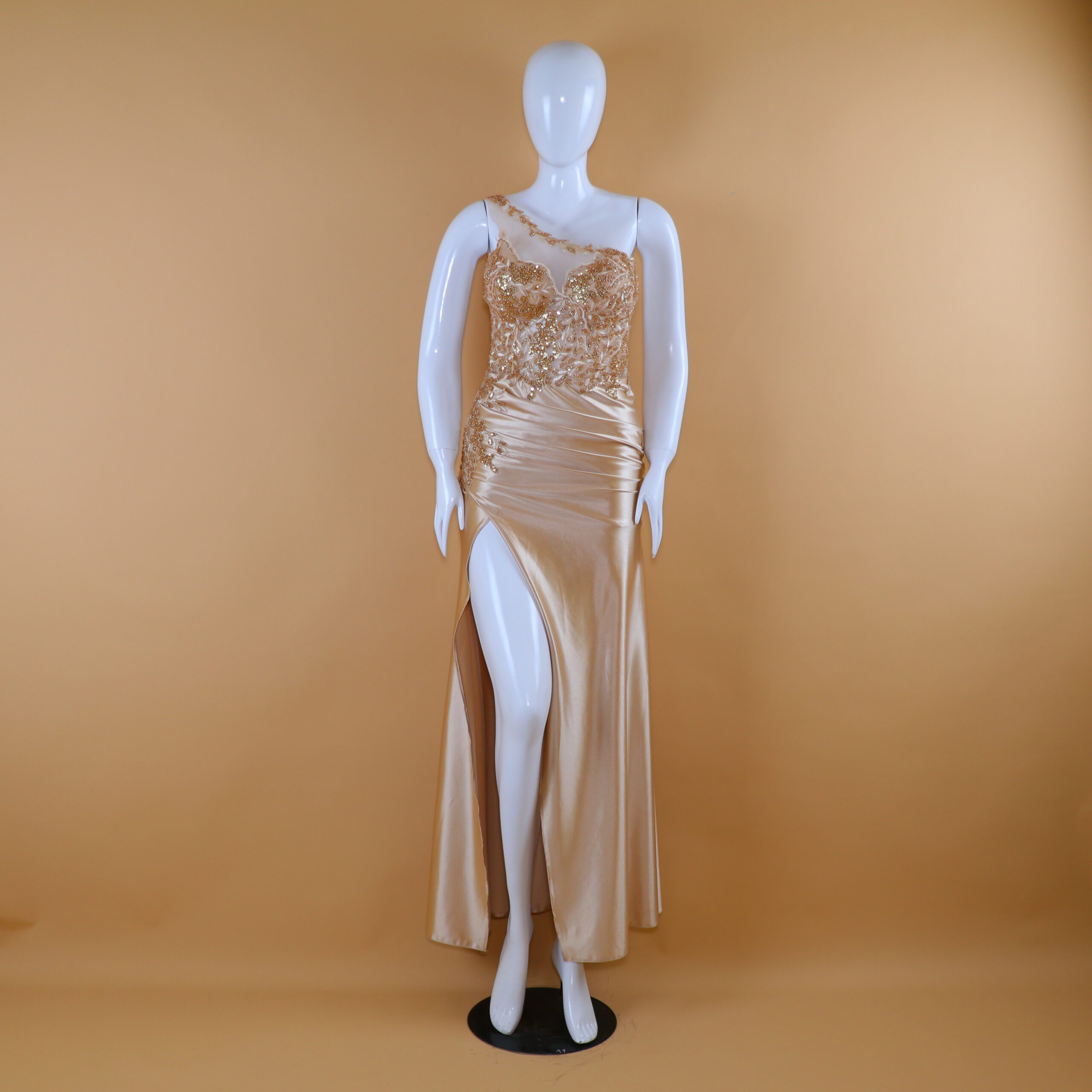 Vestido largo con aplicaciones de pedreria color nude - Cristina