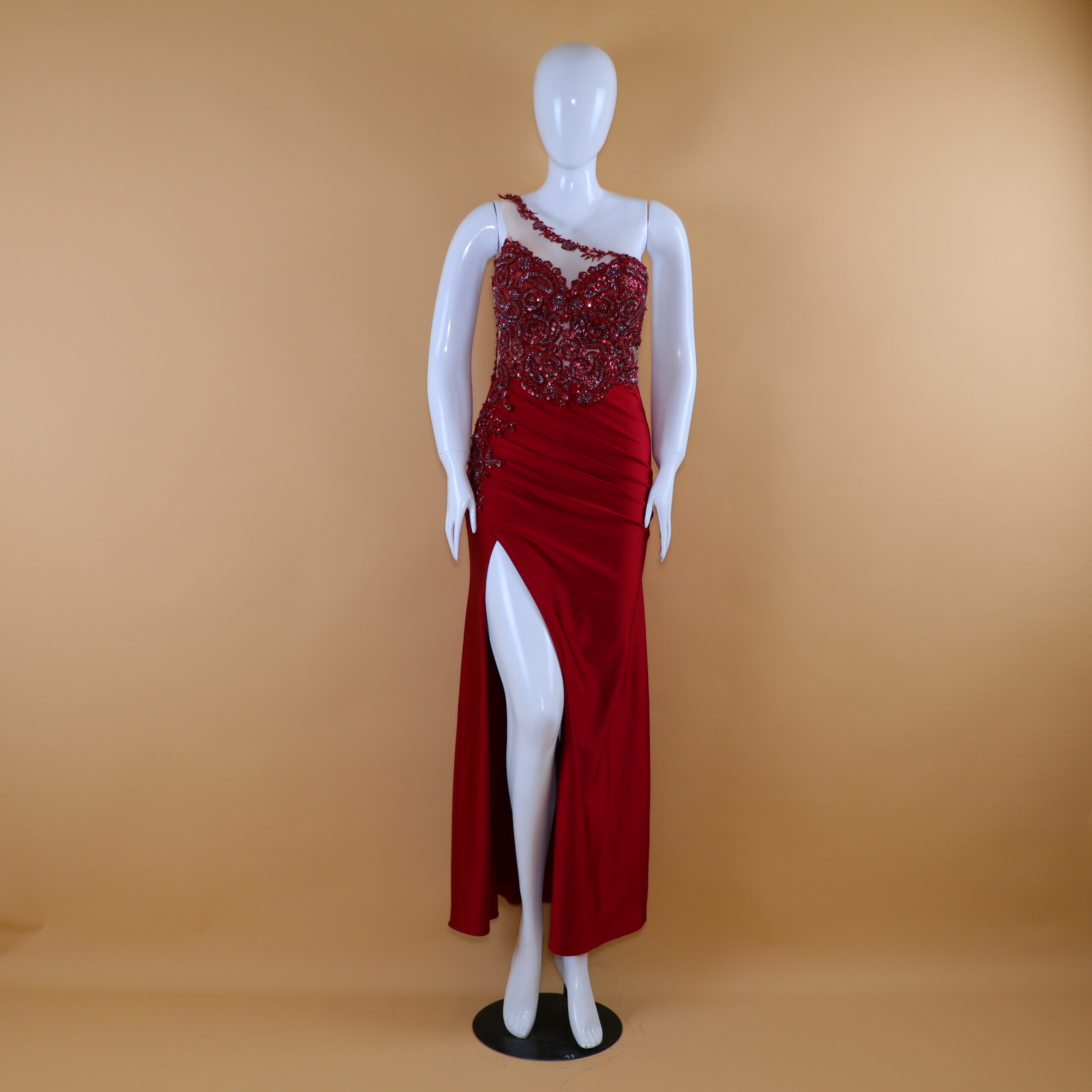 Vestido largo con aplicaciones de pedreria color vino - Cristina