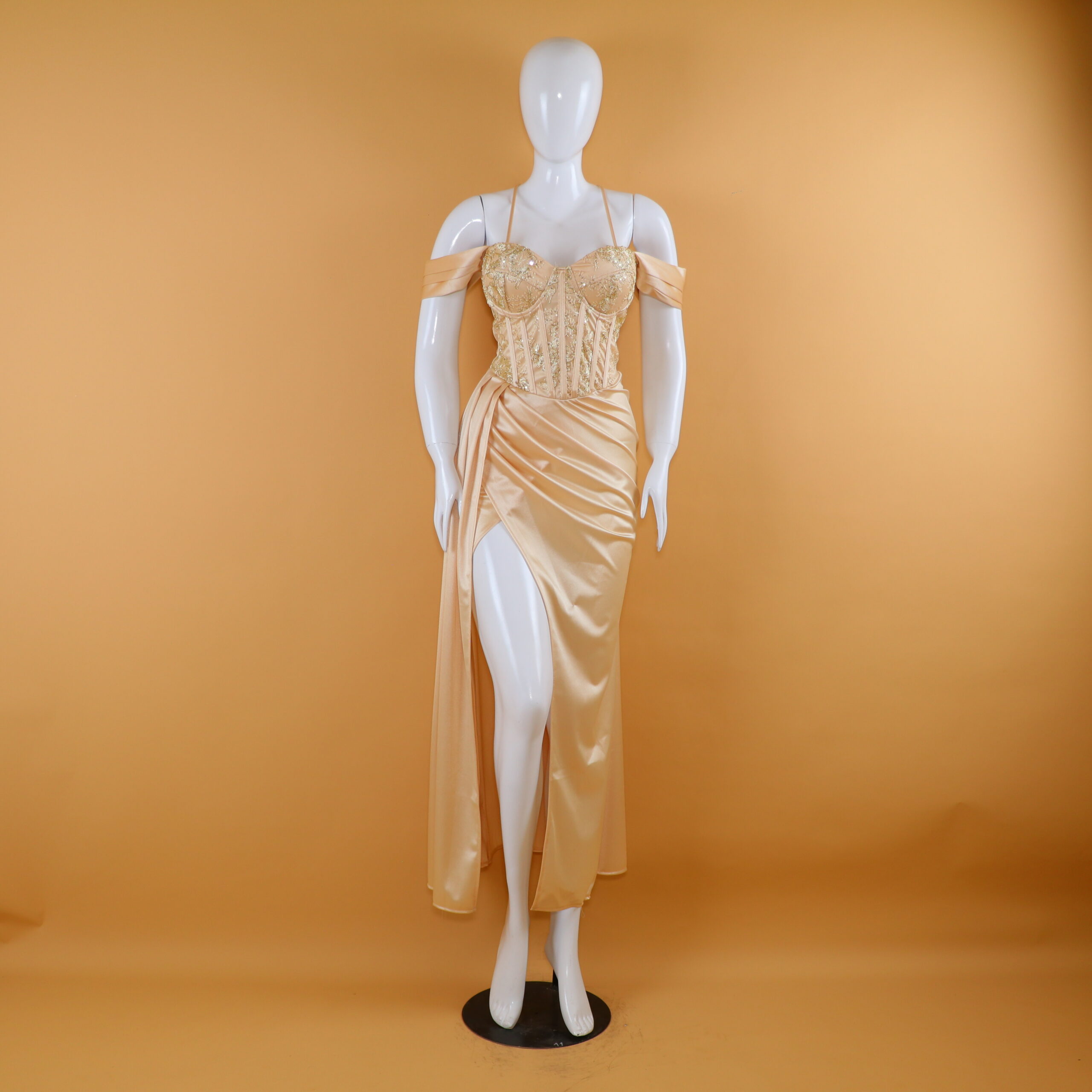 Vestido tela saten corte sirena color nude - Mery