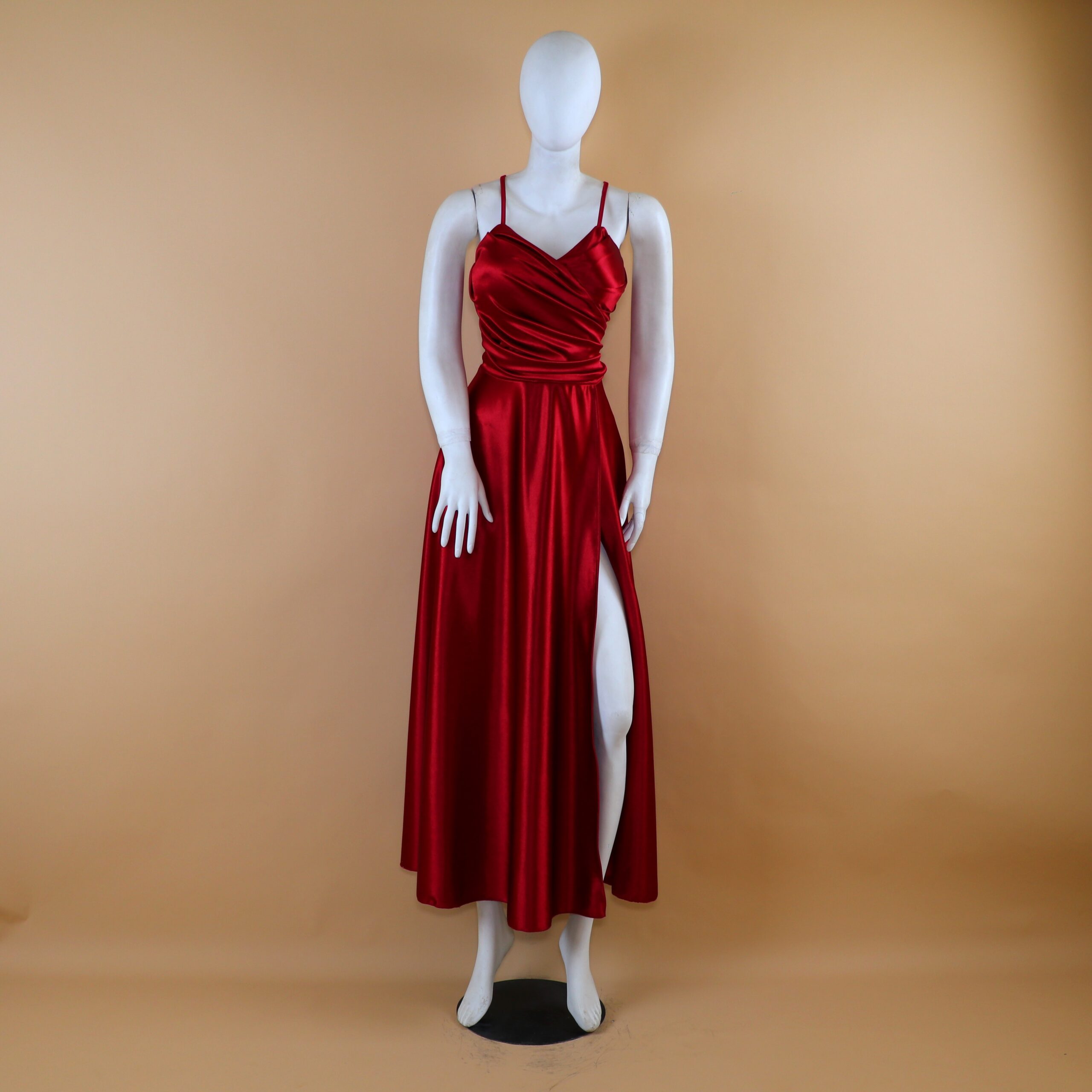 Vestido tela saten manga acero con spaghetti straps color vino - Itzel