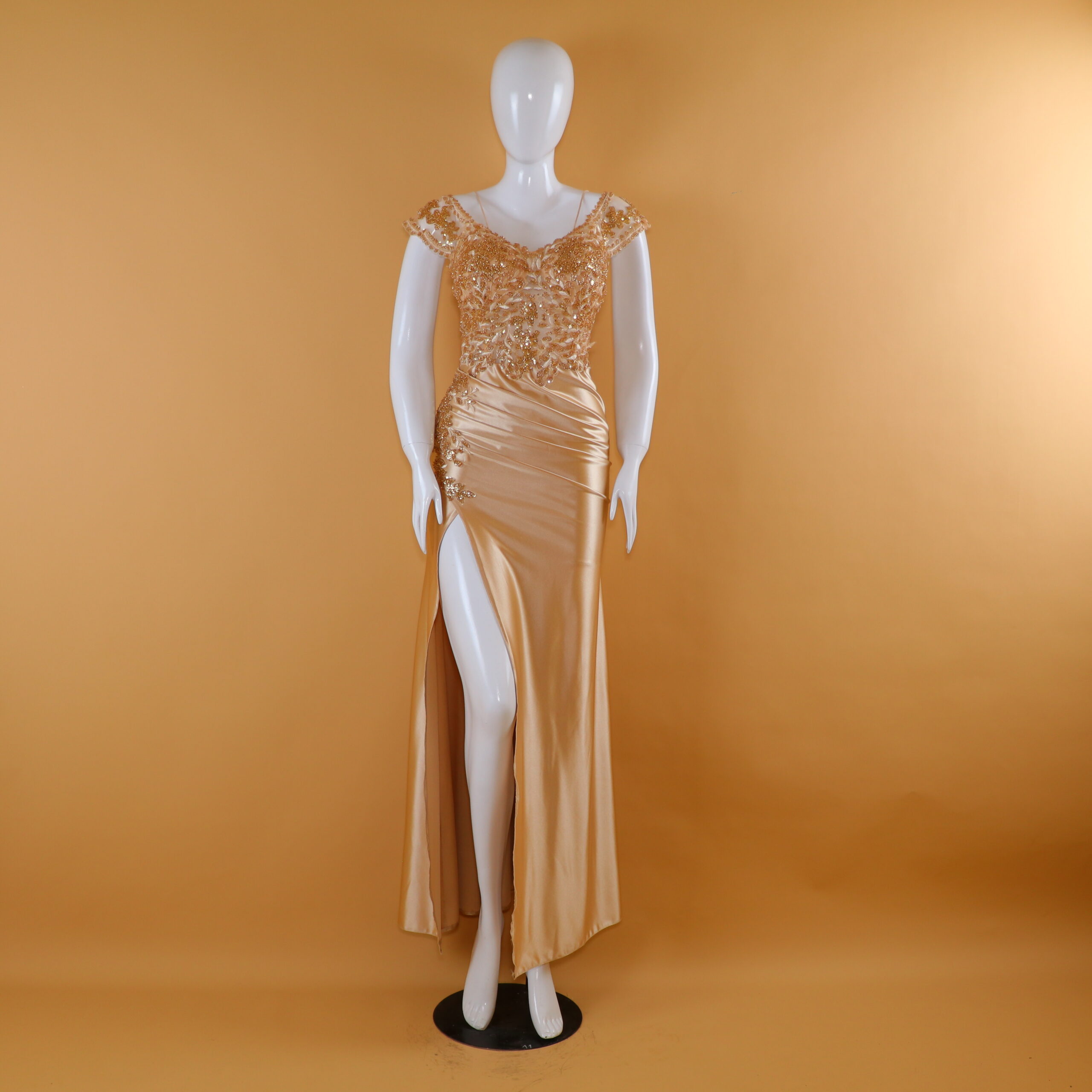 Vestido tela saten seda cintura drapeada color nude - Keysi