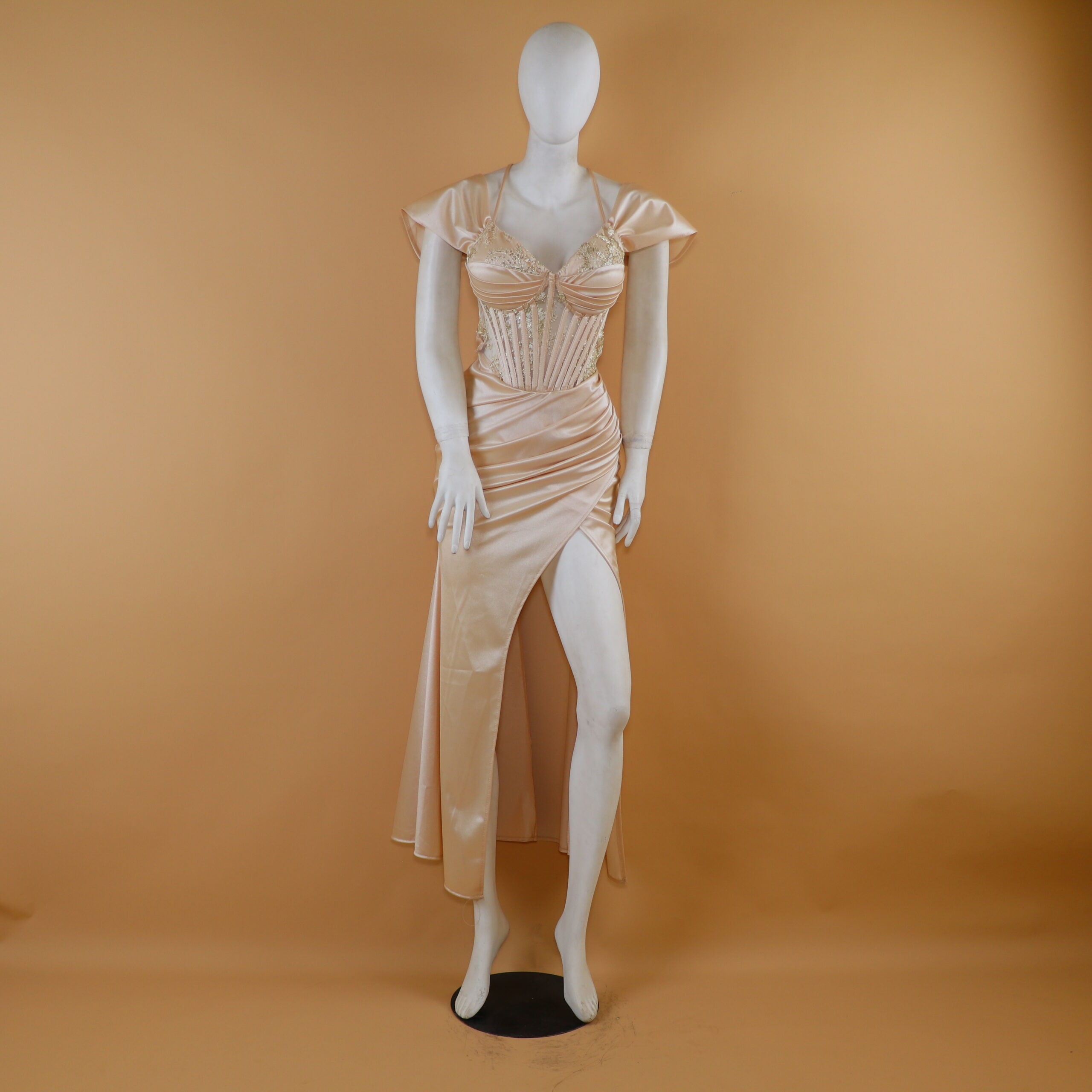 vestido tela saten cintura estilo varillas color nude - Pamela