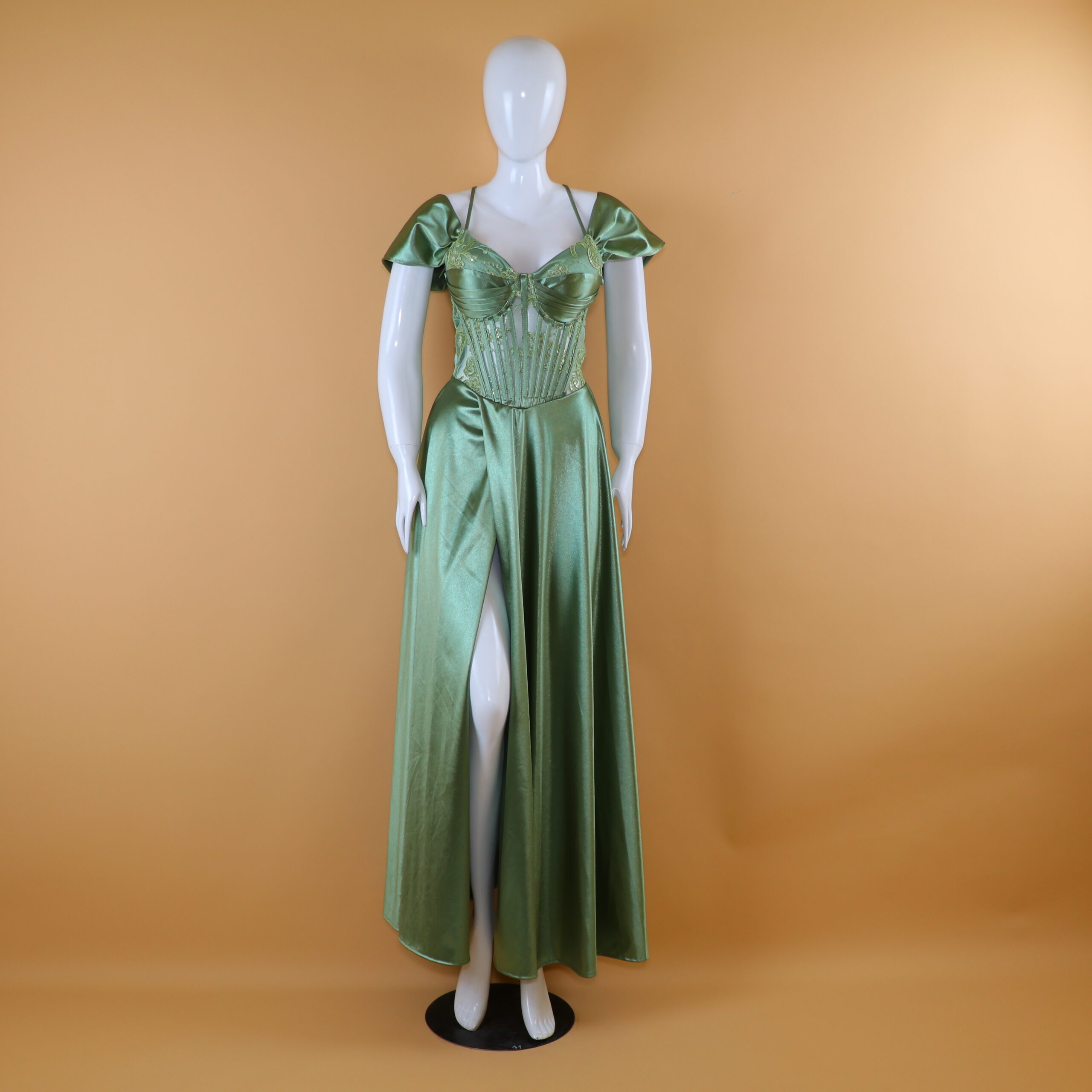 vestido tela saten cintura estilo varillas color verde olivo - Jenna