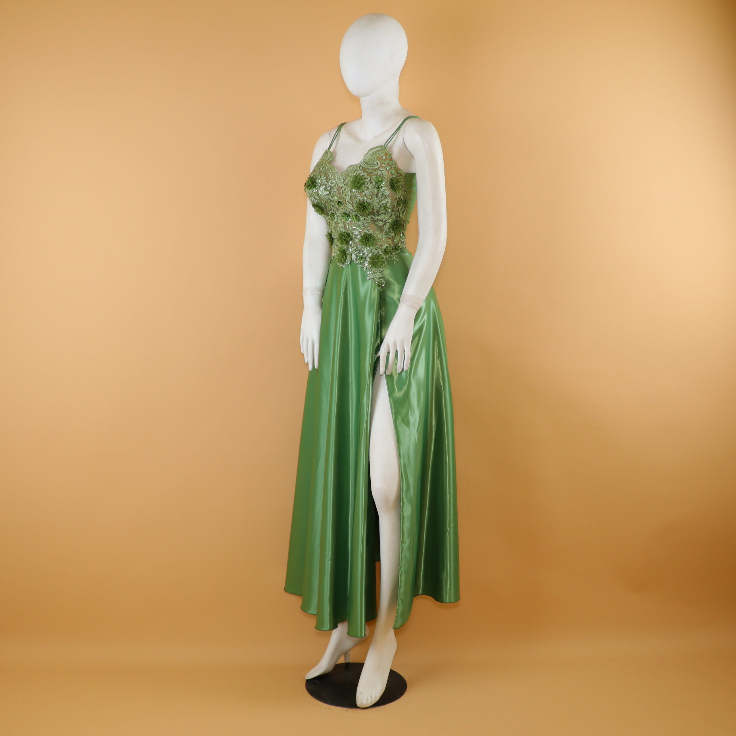 vestido tela versace con abertura desde el muslo color verde olivo - Stefanny vestido tela versace con abertura desde el muslo color verde olivo - Stefanny