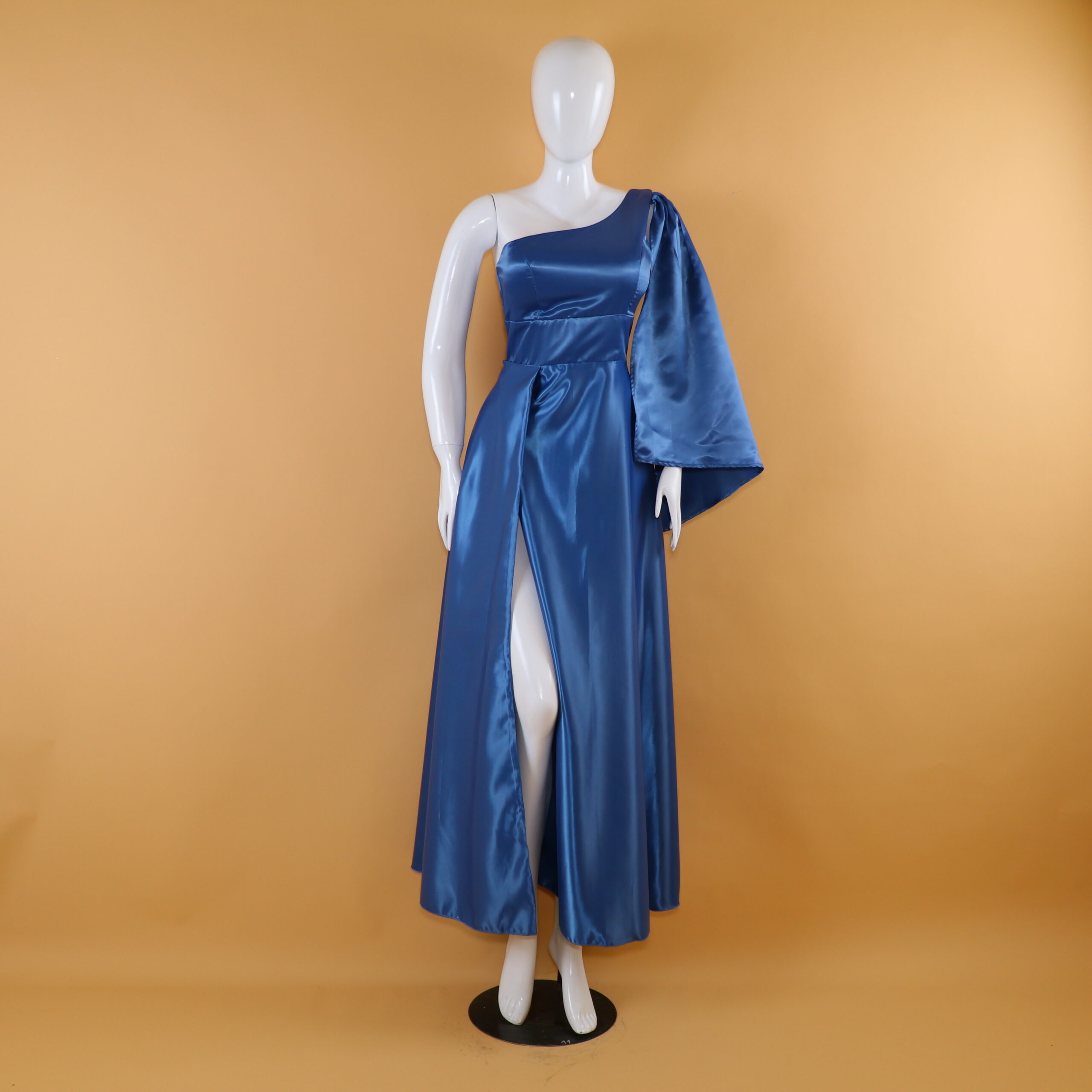 vestido tela versace con manga larga fluida en hombro izquierdo color azul acero - Jazlin