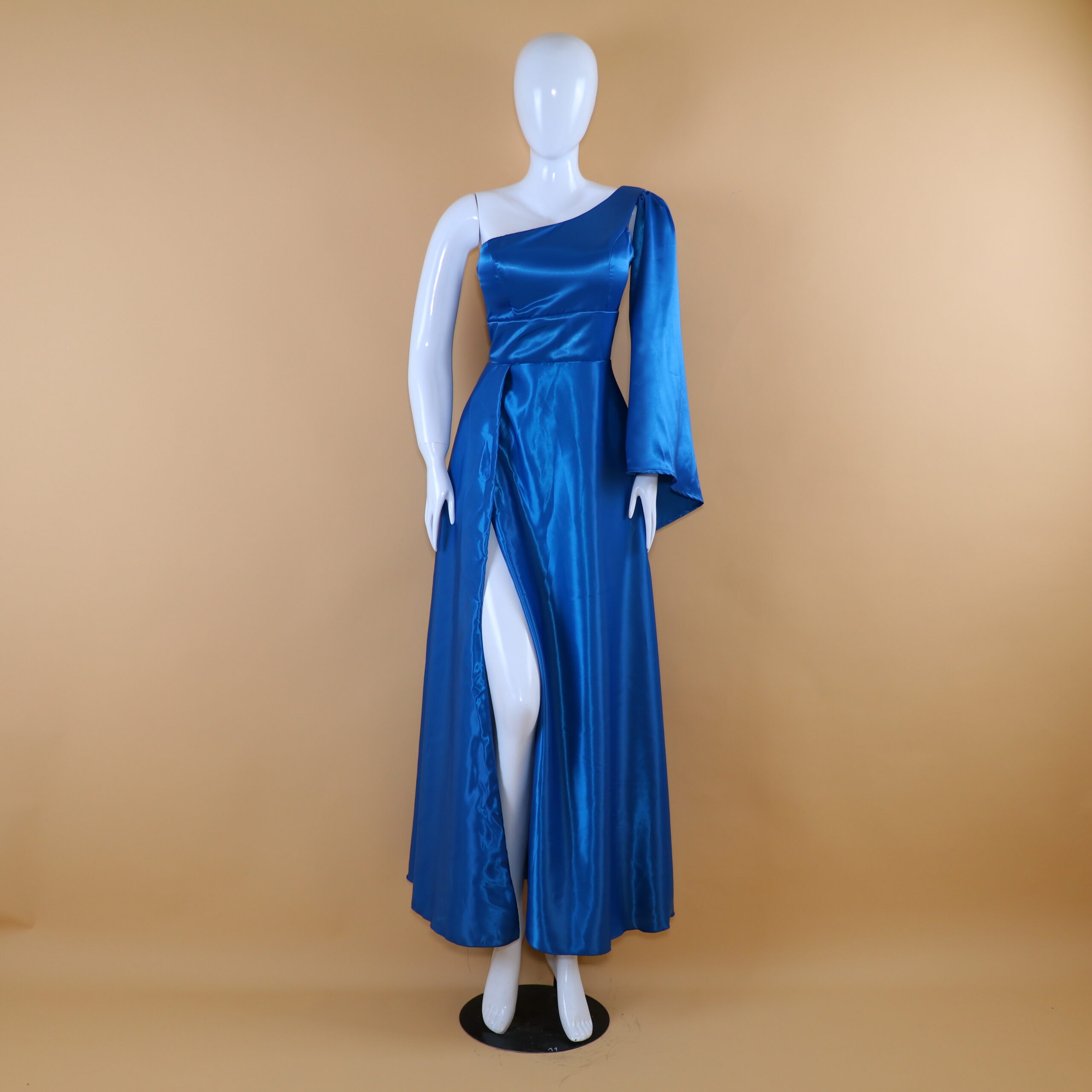 vestido tela versace con manga larga fluida en hombro izquierdo color cobalto - Jazlin