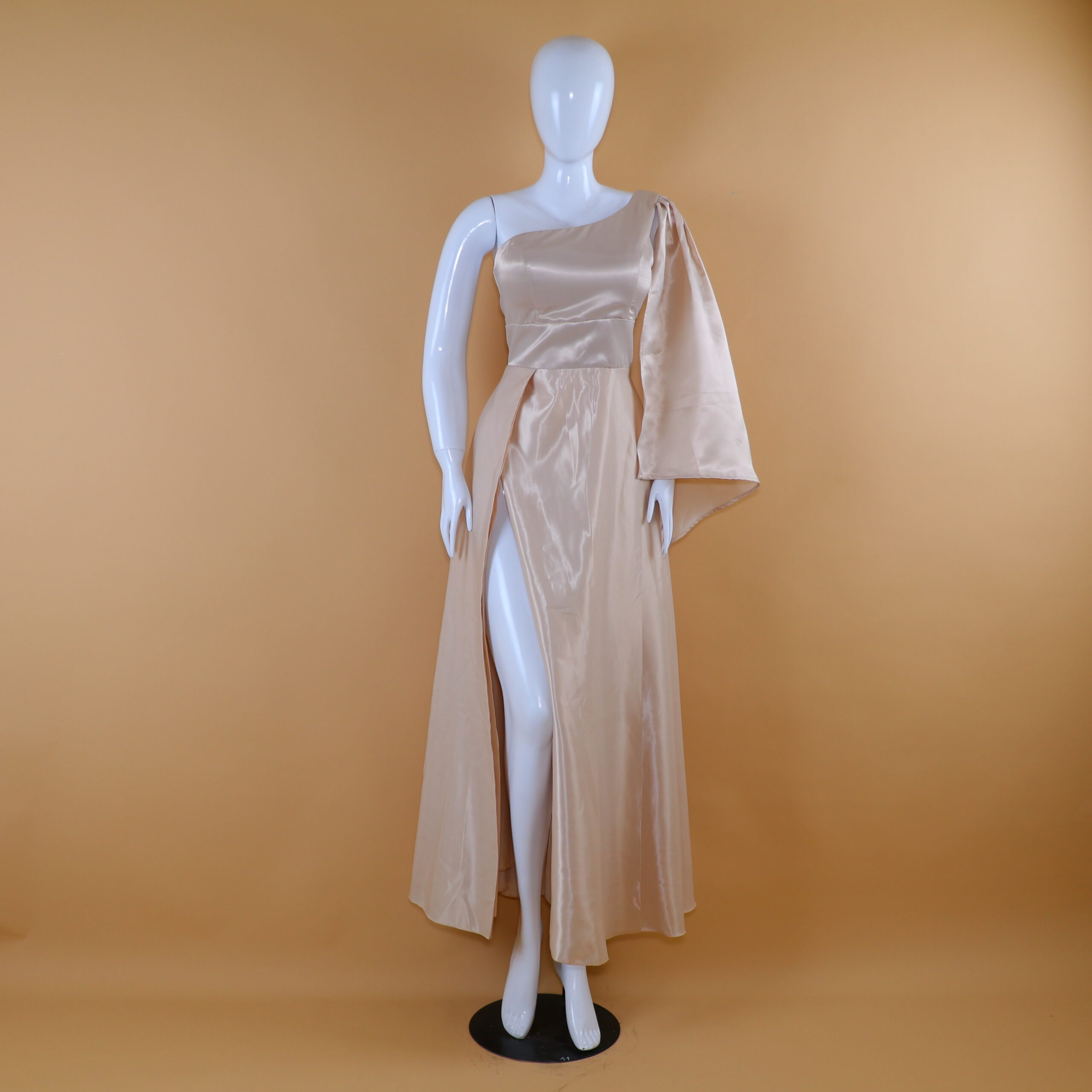 vestido tela versace con manga larga fluida en hombro izquierdo color nude - Jazlin