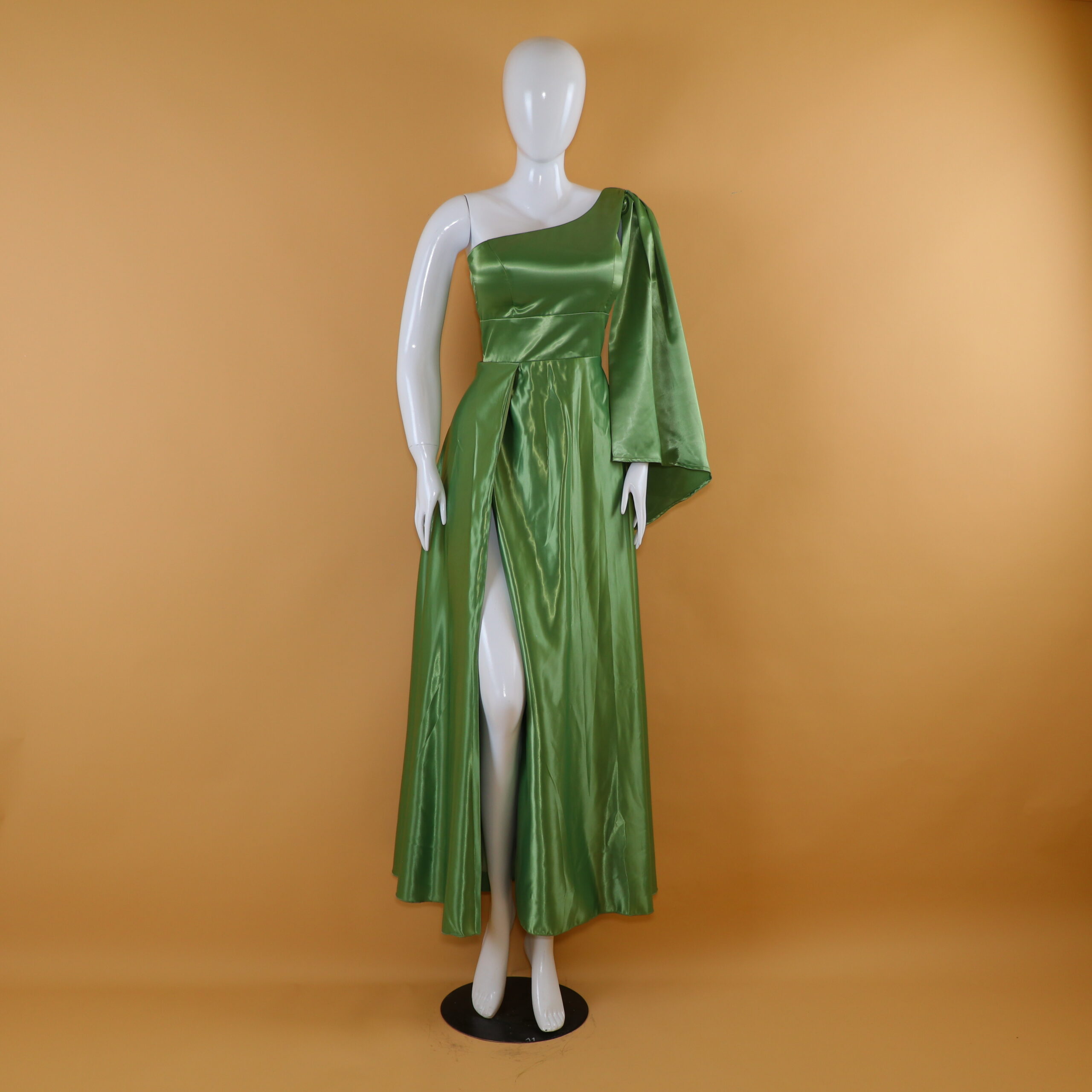 vestido tela versace con manga larga fluida en hombro izquierdo color verde olivo - Jazlin