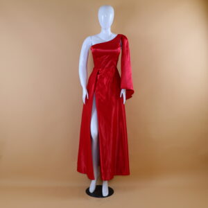 vestido tela versace con manga larga fluida en hombro izquierdo color vino - Jazlin